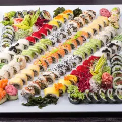 Ogromna taca sushi z różnymi rolkami, idealna do wyboru z menu Mizumi Sushi. Kolorowe składniki i estetyczne ułożenie.