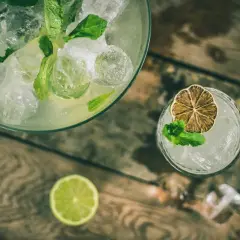 Orzeźwiająca lemoniada mojito z miętą i lodem, ozdobiona suszoną limonką. Idealna na upalne dni.