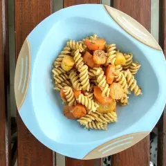 Szybki obiad dla dzieci: makaron fusilli z pieczoną marchewką i ziemniakami, doprawiony ziołami.