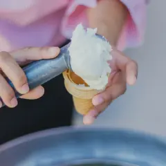Nakładanie lodów do wafelka. Czy lody są lekkostrawne? Zależy od składników, ale ten wygląda apetycznie.