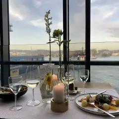 Elegancka kolacja z widokiem na morze i port. Idealne miejsce dla szukających najlepszych restauracji w Gdyni.