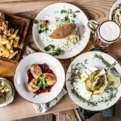 Góralski browar menu: schabowy z frytkami, kotlet ziemniaczany, golonka, zupa i oscypek z żurawiną.