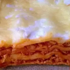 Pyszna lasagne, którą przygotowała Ania. Warstwy makaronu, sosu mięsnego i ciągnącego się sera.