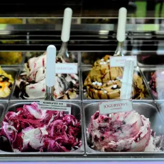 Wybierasz najlepsze lody w Warszawie? W witrynie kuszą smaki: Hello Kitty, Czarny Las, kawowe i jogurtowe z wiśniami.