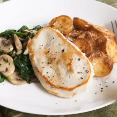 Smażony filet z indyka z pieczonymi ziemniakami i szpinakiem z grzybami. Proste i pyszne przepisy na obiad.