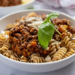 Pyszny makaron fusilli z sosem bolognese z soczewicy. Idealne przepisy na szybki obiad.
