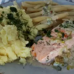 Łosoś w sosie porowym z piekarnika, podany z puree ziemniaczanym i fasolką szparagową. Pyszny obiad gotowy!