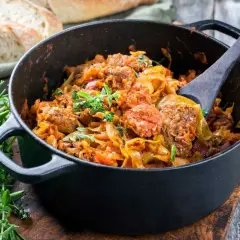 Pyszne, jednogarnkowe danie z kapustą i mięsem, idealne na imprezę. Aromatyczne, sycące i pełne smaku.
