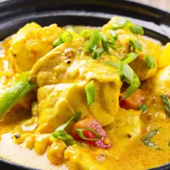 Aksamitne curry bez mięsa z kawałkami tofu, papryką i zieloną cebulką w aromatycznym, żółtym sosie.