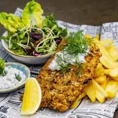 Ryba w panierce z orzechów, frytki, sałatka i sos – idealne danie, które mogłoby znaleźć się w rankingu 10 najlepszych restauracji w Kielcach.