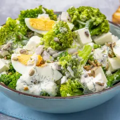 Sałatka z brokułów, jajek i sera feta w kremowym sosie. Idealna na lekki posiłek, świetne ser feta przepisy.