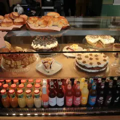 Menu Pizzerii Ogniem i Piecem: ciasta, desery i napoje w lodówce.