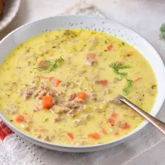 Gęsta zupa z mielonym mięsem i marchewką, idealna na chłodne dni. Pyszny sposób, co zrobić z marchewki, by stworzyć sycące danie.
