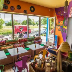 Kolorowa restauracja z kącikiem dla dzieci w Gdańsku. Wesołe meksykańskie dekoracje, wygodne kanapy i stoliki zapraszają na pyszne tacos.