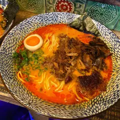Aksamitny bulion, makaron, jajko i mięso – to musi być najlepszy ramen w Warszawie.