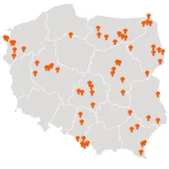 Mapa Polski z zaznaczonymi miejscami, gdzie są grzyby. Pomarańczowe pinezki w kształcie grzybów wskazują popularne lokalizacje dla grzybiarzy.