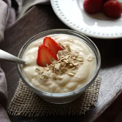 Domowy jogurt z truskawkami i płatkami owsianymi. Prosty przepis, jak zrobić jogurt, który zachwyci smakiem.