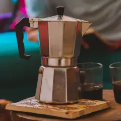 Kawiarka na stoliku, obok dwa kieliszki z kawą. Zastanawiasz się, czy kawiarkę można myć w zmywarce?