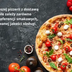 Pyszna pizza z pomidorkami i mozzarellą, idealna na znalezienie najlepszej pizzerii w Krakowie.
