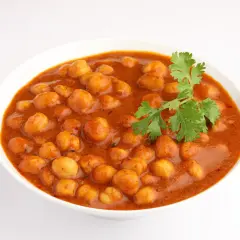Miseczka chana masala, aromatycznych ciecierzycy w sosie pomidorowym, idealna na jesienne dania.