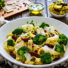 Pyszne tagliatelle z brokułami, suszonymi pomidorami i parmezanem. Idealne na szybkie i zdrowe **brokuł przepisy**.