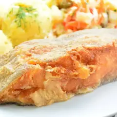 Chrupiący halibut smażony, podany z ziemniakami i surówką. Pyszny obiad gotowy!