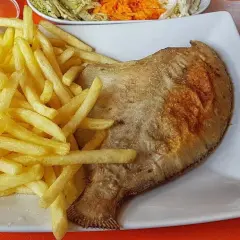 Złocista flądra z piekarnika, podana z chrupiącymi frytkami i surówką. Pyszny obiad gotowy!