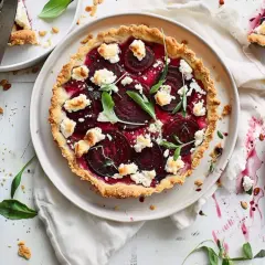 Tarta z botwinka, kozim serem i ziołami na chrupiącym spodzie. Kolorowa i apetyczna, idealna na letni obiad.