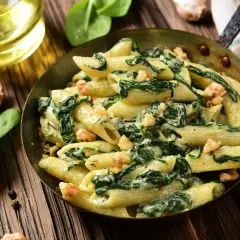 Penne z kremowym sosem szpinakowym i orzechami włoskimi. Idealny szpinak przepis na szybki obiad.