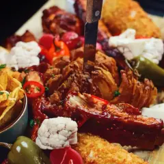 Idealne miejsce, gdzie zjeść w Sopocie: ogromna deska przekąsek z żeberkami, skrzydełkami, nachos i warzywami.