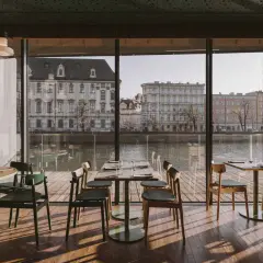 Nowoczesne wnętrze z widokiem na Odrę i zabytkową architekturę. Idealne miejsce na romantyczną kolację w jednej z klimatycznych restauracji Wrocławia.