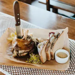 Golonka z chrzanem i chlebem, serwowana w jednej z urokliwych restauracji na Kaszubach.