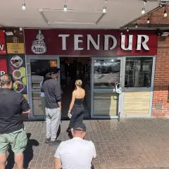 Kolejka do lokalu Tendur, gdzie podobno serwują najlepszy kebab w Polsce. Ludzie czekają na swoje zamówienia.