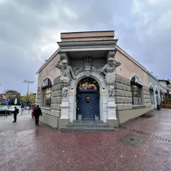 Zahir Kebab, miejsce, gdzie mógł powstać pierwszy kebab w Polsce, z charakterystycznymi rzeźbami nad wejściem.