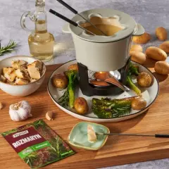 Pyszne fondue serowe z ziemniaczkami, brokułami i grzankami. Idealne na chłodne wieczory.