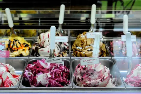 Wybierasz najlepsze lody w Warszawie? W witrynie kuszą smaki: Hello Kitty, Czarny Las, kawowe i jogurtowe z wiśniami.