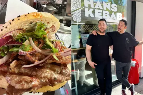 Pyszny kebab z wołowiną, warzywami i sosem, który może być najdroższym kebabem w Polsce. Dwóch mężczyzn pozuje przed lokalem "Hans Kebab".