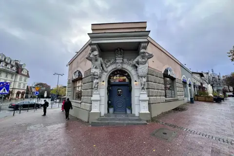 Zahir Kebab, miejsce, gdzie mógł powstać pierwszy kebab w Polsce, z charakterystycznymi rzeźbami nad wejściem.