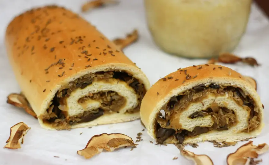 Kulebiak z kapustą i grzybami - przepis krok po kroku
