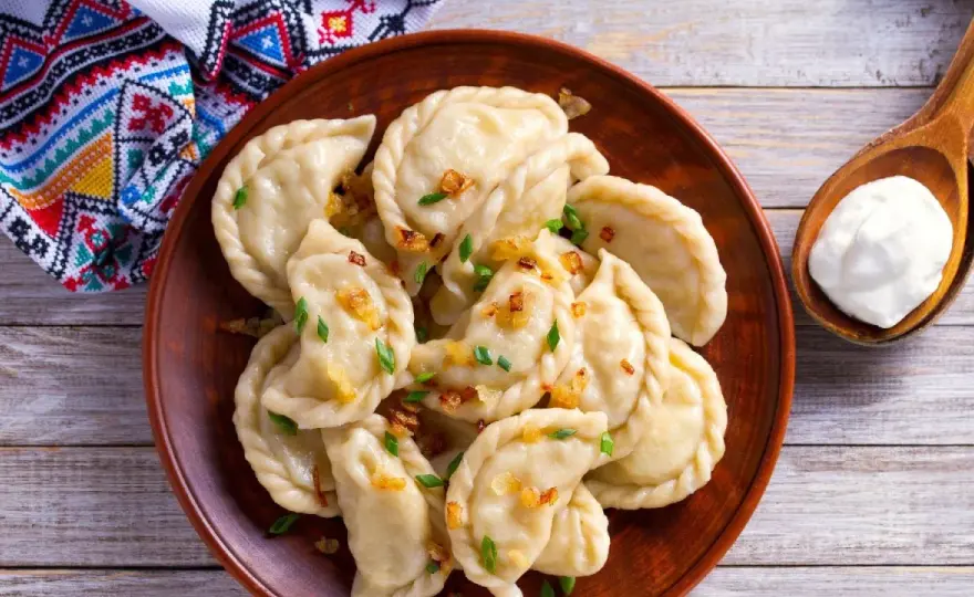 Pierogi z bryndzą - prosty przepis i wskazówki, które ratują farsz