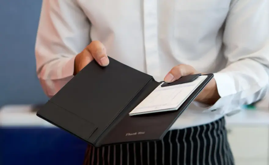 Jak podzielić rachunek w restauracji bez niezręczności?