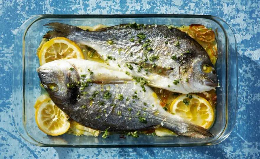 Dorada pieczona - jak upiec soczystą rybę w piekarniku