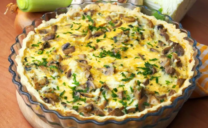 Tarta z pieczarkami i porem - prosty przepis na kruchym spodzie