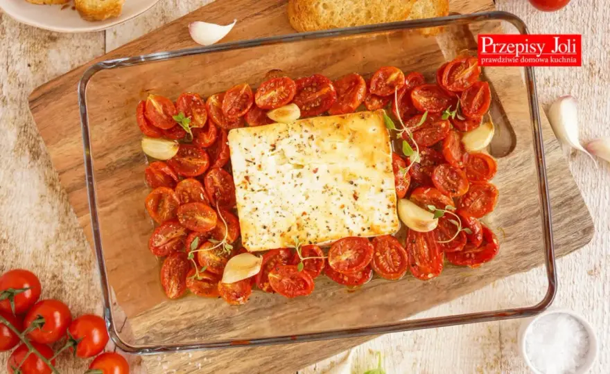 Pieczona feta z pomidorami - prosty przepis na lekki obiad