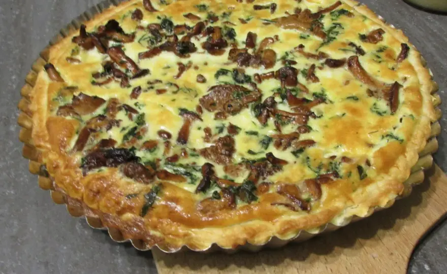 Ciasto francuskie z kurkami - prosty przepis na chrupiącą tartę