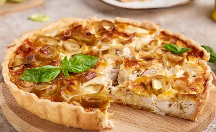 Tarta z jarmużem i porem na kruchym spodzie