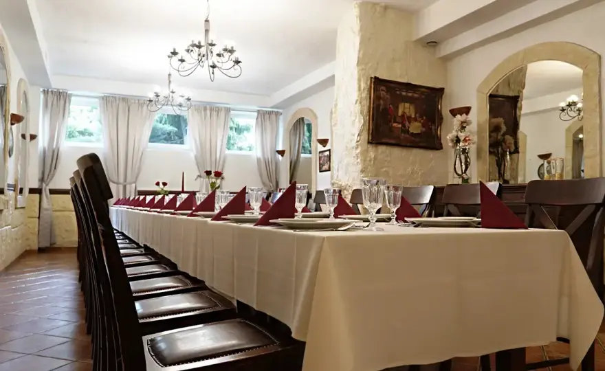 Rezerwacja stolika w restauracji - kiedy trzeba płacić?