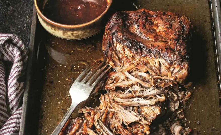 Pulled pork z piekarnika - jak zrobić soczystą szarpaną wieprzowinę