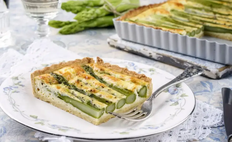 Tarta ze szparagami - Jak upiec idealną na kruchym spodzie?