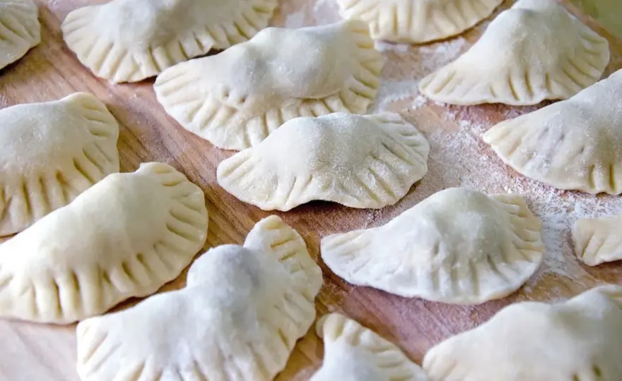 Pierogi z kaszą gryczaną - przepis na miękkie ciasto i dobry farsz